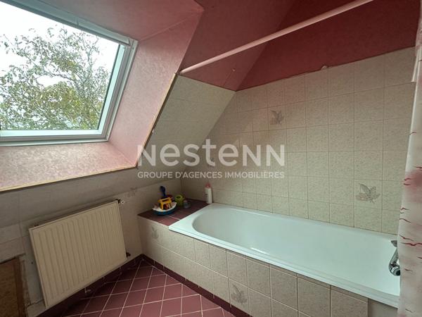 Maison dans le bourg de Bohal, au calme.