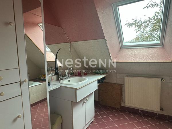 Maison dans le bourg de Bohal, au calme.