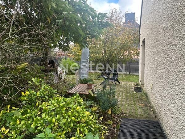 Maison dans le bourg de Bohal, au calme.