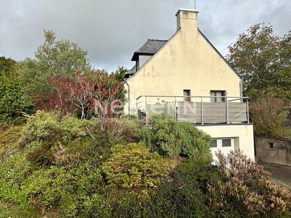 Maison dans le bourg de Bohal, au calme.