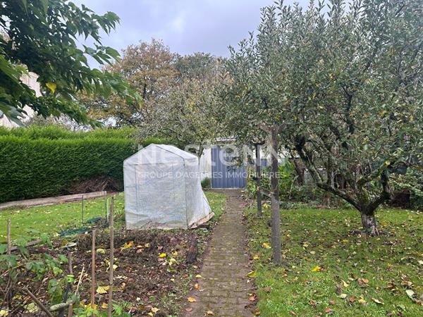 Maison dans le bourg de Bohal, au calme.