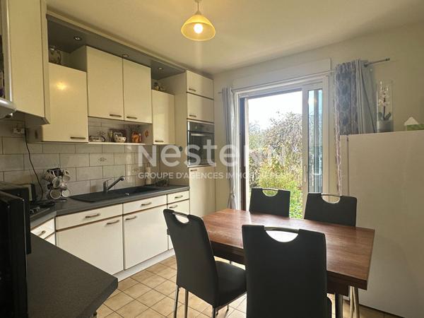 Maison dans le bourg de Bohal, au calme.