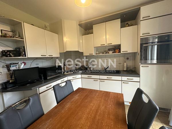 Maison dans le bourg de Bohal, au calme.