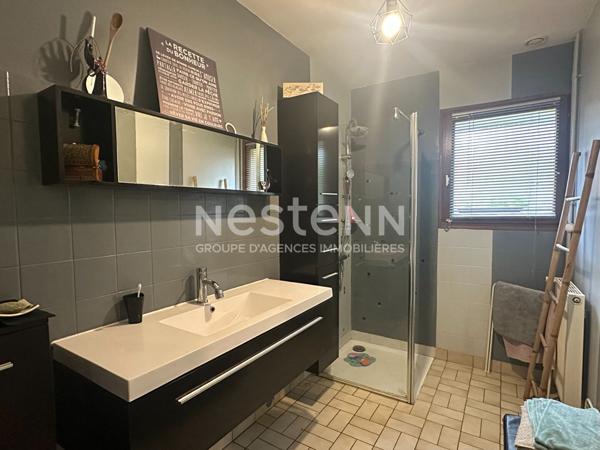 Maison dans le bourg de Bohal, au calme.