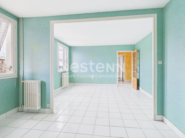 A vendre à Aurillac, aux Alouettes, en face du centre commercial, Appartement de type 4 d'une surface d'environ 83 m² avec balcon cave et garage