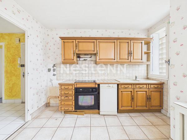 A vendre à Aurillac, aux Alouettes, en face du centre commercial, Appartement de type 4 d'une surface d'environ 83 m² avec balcon cave et garage