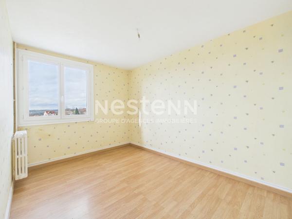 A vendre à Aurillac, aux Alouettes, en face du centre commercial, Appartement de type 4 d'une surface d'environ 83 m² avec balcon cave et garage