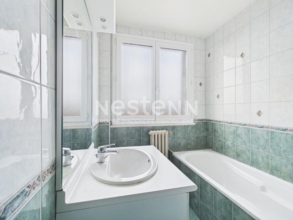 A vendre à Aurillac, aux Alouettes, en face du centre commercial, Appartement de type 4 d'une surface d'environ 83 m² avec balcon cave et garage