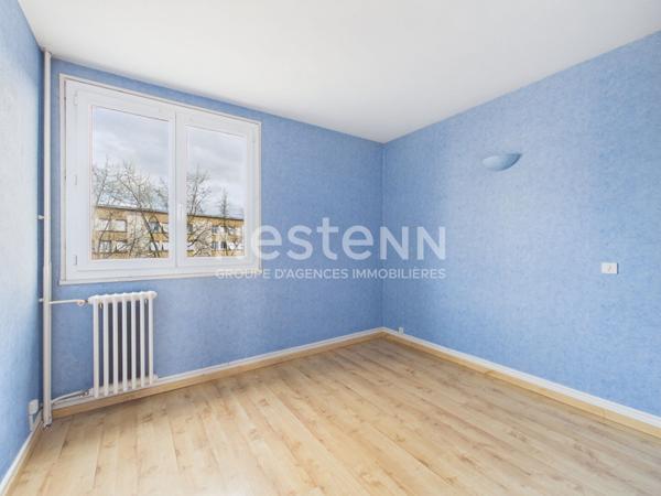 A vendre à Aurillac, aux Alouettes, en face du centre commercial, Appartement de type 4 d'une surface d'environ 83 m² avec balcon cave et garage