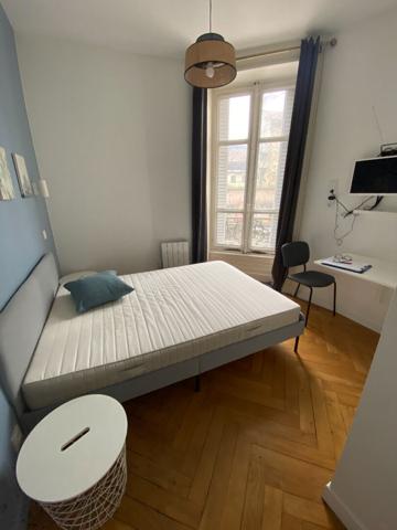 Une chambre en colocation d'ETUDIANTES dans appartement au 1er étage.