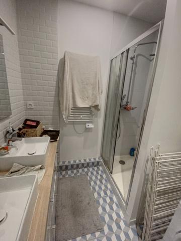 Une chambre en colocation d'ETUDIANTES dans appartement au 1er étage.