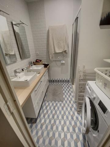 Une chambre en colocation d'ETUDIANTES dans appartement au 1er étage.