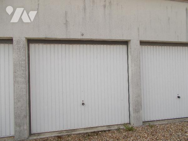 YVETOT, à vendre d'un seul tenant 24 garages, dont 21 loués et 3 libres.