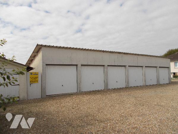 YVETOT, à vendre d'un seul tenant 24 garages, dont 21 loués et 3 libres.