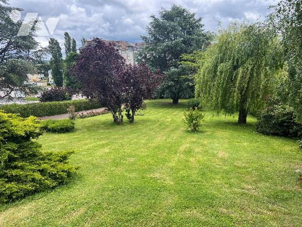 Maison d'habitation sur beau parc arboré