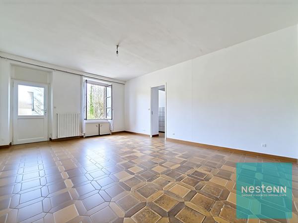 Ensemble immobilier avec deux granges et une maison de 3 pièces à Cannes-Ecluse