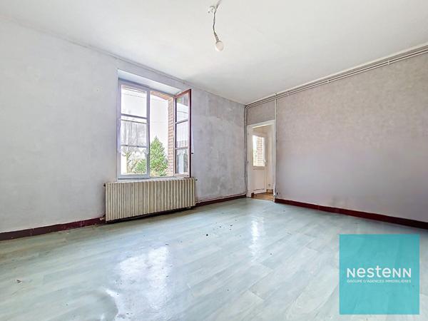 Ensemble immobilier avec deux granges et une maison de 3 pièces à Cannes-Ecluse