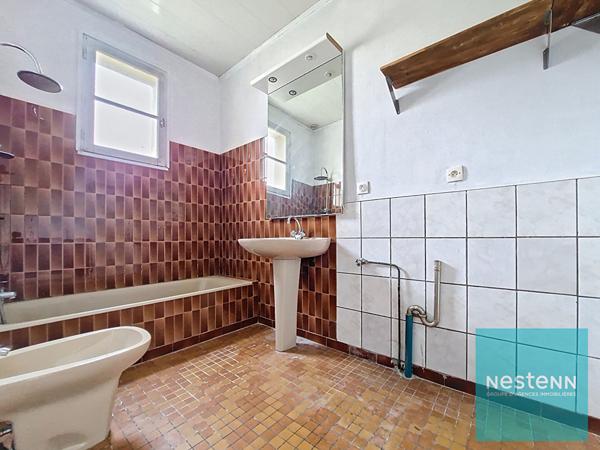 Ensemble immobilier avec deux granges et une maison de 3 pièces à Cannes-Ecluse