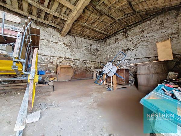 Ensemble immobilier avec deux granges et une maison de 3 pièces à Cannes-Ecluse