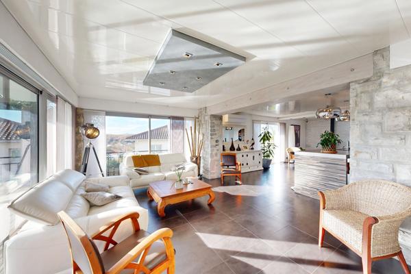 T5 de plain pied avec garage et piscine 154 m² 