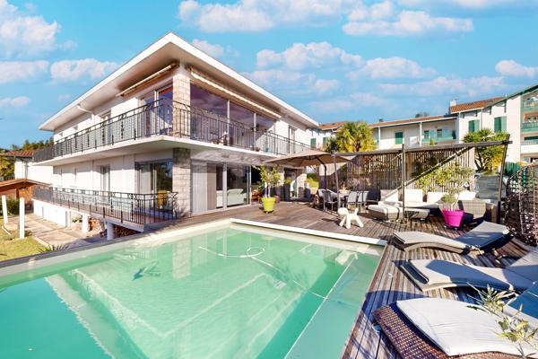 T5 de plain pied avec garage et piscine 154 m² 
