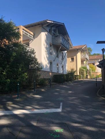 T3 lumineux avec terrasse 15 m² + piscine – Brindos proche Biarritz