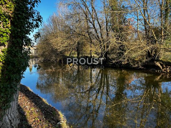 Exclusivité, chizé, ancien cabinet médical à rénover sur un terrain de 3500 environ en bord de rivière