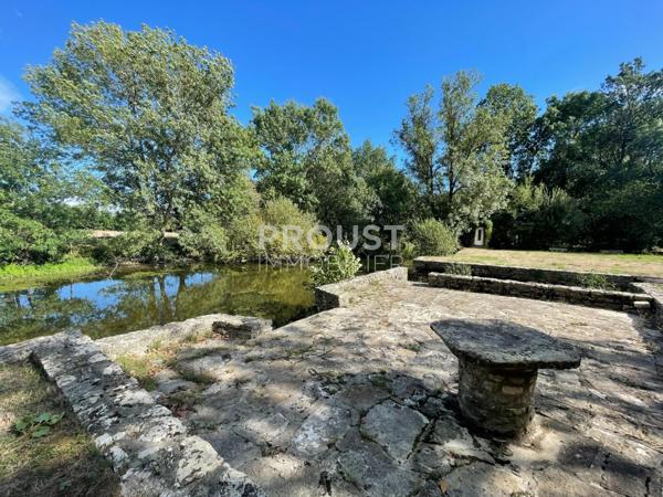 Exclusivité, chizé, ancien cabinet médical à rénover sur un terrain de 3500 environ en bord de rivière