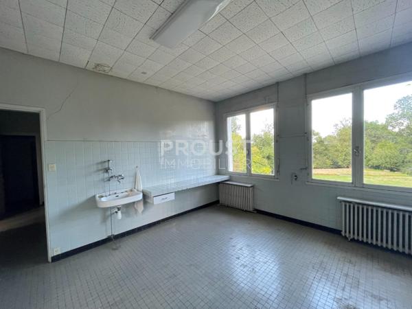 Exclusivité, chizé, ancien cabinet médical à rénover sur un terrain de 3500 environ en bord de rivière