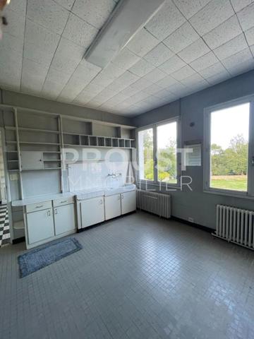 Exclusivité, chizé, ancien cabinet médical à rénover sur un terrain de 3500 environ en bord de rivière