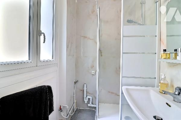 Paris 5 - 2 pièces 29,55 m² lumineux 1er étage calme sur cour avec cave - secteur Monge/Val de Grace