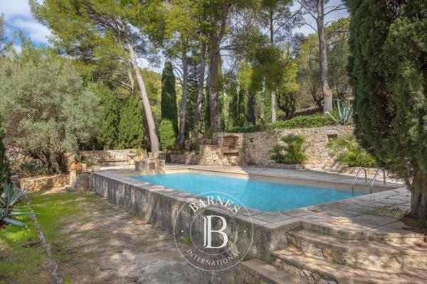 Toulon, Propriété 8 Chambres -  322 m² à vendre