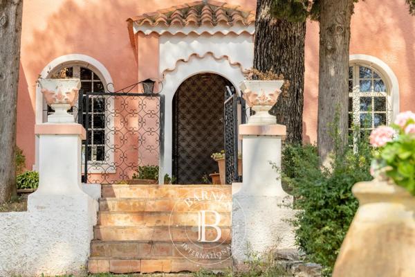 Toulon, Propriété 8 Chambres -  322 m² à vendre