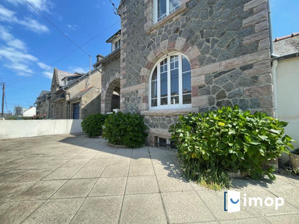 Belle maison avec extérieur