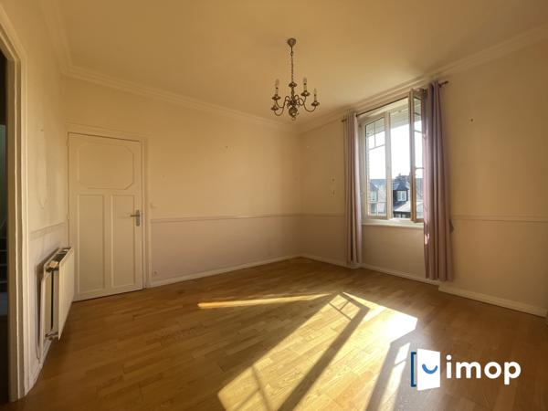 Belle maison avec extérieur