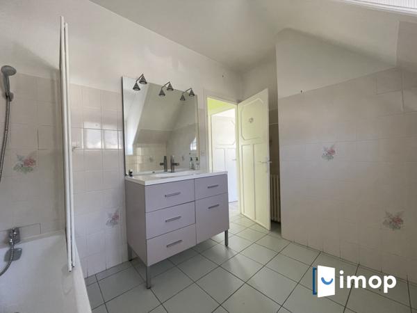 Belle maison avec extérieur