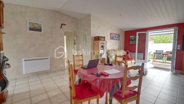 Maison de plain-pied de 72 m² habitables environ, idéalement située à proximité immédiate du centre-bourg de Saint Hilaire de Riez, composée de :
une entrée, un grand salon-séjour lumineux avec poele à granulés, une cuisine ouverte aménagée et équipée, deux chambres avec placards, une salle d'eau neuve, un WC indépendant, un garage avec placards, un abri dejardin pour rangement et stockage matériel (bricolage, vélos, etc ... ), carrelé pour installer un spa
Le tout sur un terrain de 290 m² facile d'entretien,