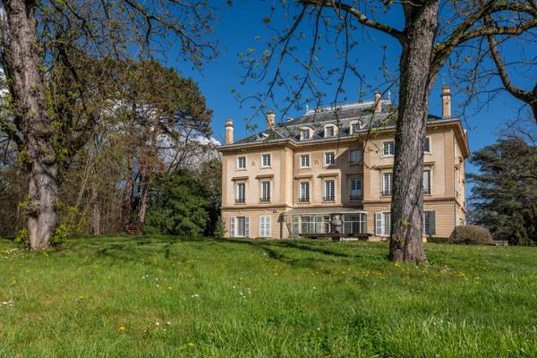 Écully Centre – Appartement de prestige à vendre de 313 m² – Rez-de-jardin – Parc privatif – 4 chambres- Cave à vins