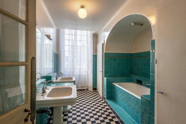Écully Centre – Appartement de prestige à vendre de 313 m² – Rez-de-jardin – Parc privatif – 4 chambres- Cave à vins