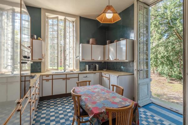 Écully Centre – Appartement de prestige à vendre de 313 m² – Rez-de-jardin – Parc privatif – 4 chambres- Cave à vins