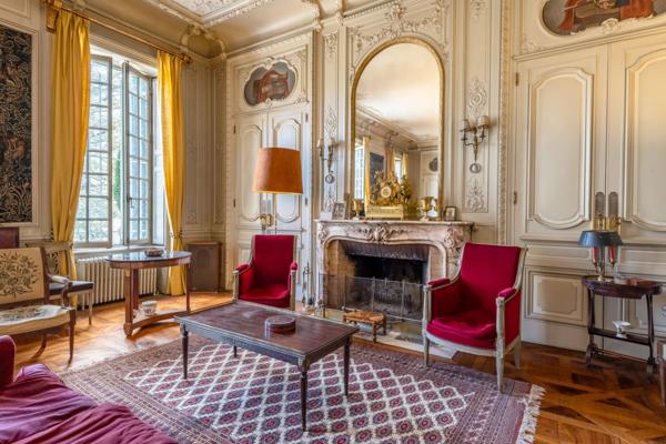 Écully Centre – Appartement de prestige à vendre de 313 m² – Rez-de-jardin – Parc privatif – 4 chambres- Cave à vins
