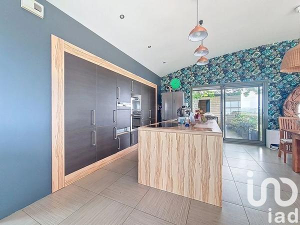 Maison 8 pièces de 235 m² à Plougonvelin (29217)