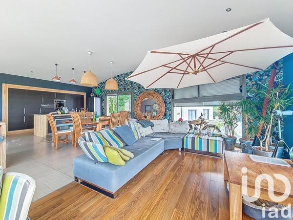 Maison 8 pièces de 235 m² à Plougonvelin (29217)