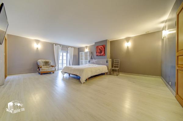 EXCLUSIVITÉ // PROPRIÉTÉ D'EXCEPTION // PARC DE 1,5 HECTARES // 650 M2 (1165 m2 au sol) // PISCINE INTÉRIEURE // DÉPENDANCES // 1 395 000 