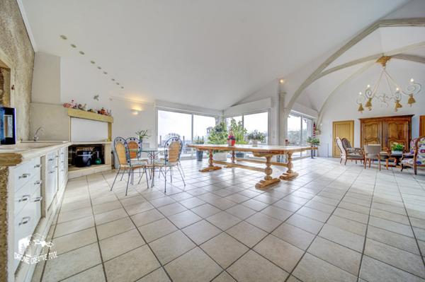 EXCLUSIVITÉ // PROPRIÉTÉ D'EXCEPTION // PARC DE 1,5 HECTARES // 650 M2 (1165 m2 au sol) // PISCINE INTÉRIEURE // DÉPENDANCES // 1 395 000 