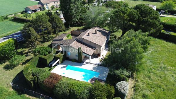 A quelques minutes à pied du centre-ville de Pierrelatte et du lac de la pignedoré, je vous invite à découvrir cette magnifique villa d’architecte construite dans un style provençal.

🏠Une propriété familiale, spacieuse et lumineuse 
Édifiée sur une généreuse parcelle de 4742m², la propriété dispose dans la continuité de 11721m² de terres agricoles alimentées en eau et en électricité. Cette parcelle agricole peut être détachée du lot.
La villa offre 150m² habitables de plain-pied. Depuis la spacieuse entrée, vous accédez à la fois au salon, à la salle à manger et à la partie nuit. Depuis la cuisine vous pouvez aller à la terrasse couverte offrant une jolie vue sur la piscine.
Un vestibule et des toilettes avec lave main sont à la disposition des invités dans le hall.
Avec son plafond à la française, ses voûtains et alcôves, beaucoup de charme et de cachet se dégagent de cette villa des années 80.
Côté nuit, vous disposez de trois chambres et d’une salle de bain avec double vasques.
	
🏘️Un potentiel de développement
Au premier étage vous accédez à un plateau de 74m² permettant d’envisager un développement de la superficie habitable sachant que les réseaux (eau et électricité) sont déjà prévus.

🌳Les extérieurs
Le jardin paysagé et ombragé vous invite à la détente. Vous pourrez également profiter de la piscine (11x5m) et de sa plage exposée plein Sud et sans aucun vis-à-vis. La parcelle agricole est également clôturée et dispose de deux puits.
Un garage de 35m² avec porte motorisée complète les extérieurs.

🔎Informations techniques 
Raccordement au tout à l’égout conforme, arrosage automatique
Chaudière à condensation, menuiseries double vitrage, moustiquaires aux fenêtres, 
Dalle isolée, aspiration centralisée,
Bâche à bulles et bâche de protection piscine
Interphone 

📞N’hésitez pas à me contacter, je suis disponible 7 jours/ 7 pour vous faire visiter cette magnifique villa d’architecte avec son terrain de plus de 16000km. Un bien rare sur le secteur.