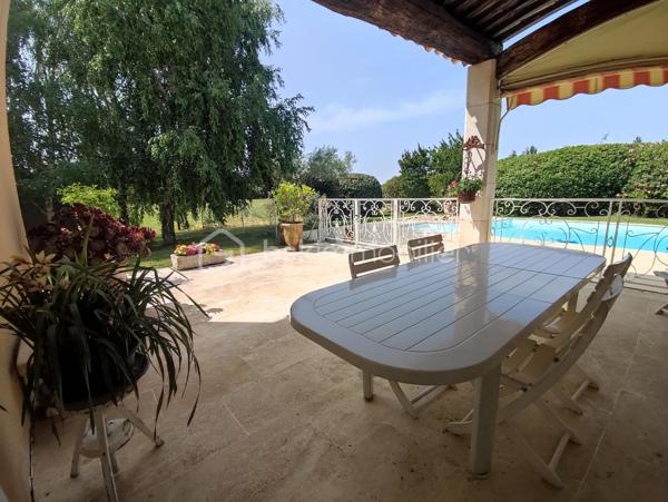 A quelques minutes à pied du centre-ville de Pierrelatte et du lac de la pignedoré, je vous invite à découvrir cette magnifique villa d’architecte construite dans un style provençal.

🏠Une propriété familiale, spacieuse et lumineuse 
Édifiée sur une généreuse parcelle de 4742m², la propriété dispose dans la continuité de 11721m² de terres agricoles alimentées en eau et en électricité. Cette parcelle agricole peut être détachée du lot.
La villa offre 150m² habitables de plain-pied. Depuis la spacieuse entrée, vous accédez à la fois au salon, à la salle à manger et à la partie nuit. Depuis la cuisine vous pouvez aller à la terrasse couverte offrant une jolie vue sur la piscine.
Un vestibule et des toilettes avec lave main sont à la disposition des invités dans le hall.
Avec son plafond à la française, ses voûtains et alcôves, beaucoup de charme et de cachet se dégagent de cette villa des années 80.
Côté nuit, vous disposez de trois chambres et d’une salle de bain avec double vasques.
	
🏘️Un potentiel de développement
Au premier étage vous accédez à un plateau de 74m² permettant d’envisager un développement de la superficie habitable sachant que les réseaux (eau et électricité) sont déjà prévus.

🌳Les extérieurs
Le jardin paysagé et ombragé vous invite à la détente. Vous pourrez également profiter de la piscine (11x5m) et de sa plage exposée plein Sud et sans aucun vis-à-vis. La parcelle agricole est également clôturée et dispose de deux puits.
Un garage de 35m² avec porte motorisée complète les extérieurs.

🔎Informations techniques 
Raccordement au tout à l’égout conforme, arrosage automatique
Chaudière à condensation, menuiseries double vitrage, moustiquaires aux fenêtres, 
Dalle isolée, aspiration centralisée,
Bâche à bulles et bâche de protection piscine
Interphone 

📞N’hésitez pas à me contacter, je suis disponible 7 jours/ 7 pour vous faire visiter cette magnifique villa d’architecte avec son terrain de plus de 16000km. Un bien rare sur le secteur.