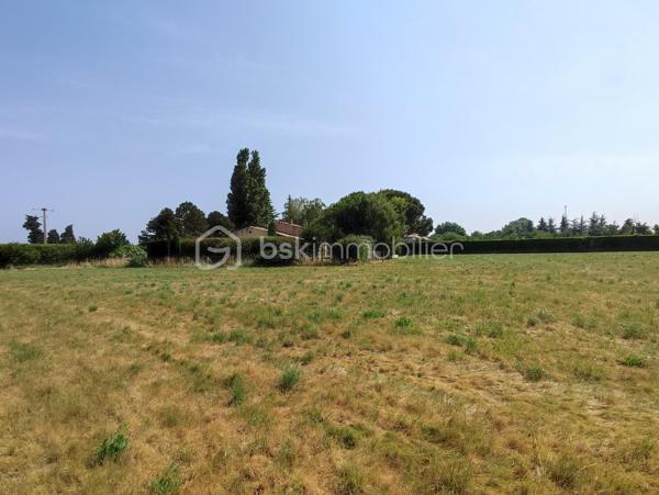 A quelques minutes à pied du centre-ville de Pierrelatte et du lac de la pignedoré, je vous invite à découvrir cette magnifique villa d’architecte construite dans un style provençal.

🏠Une propriété familiale, spacieuse et lumineuse 
Édifiée sur une généreuse parcelle de 4742m², la propriété dispose dans la continuité de 11721m² de terres agricoles alimentées en eau et en électricité. Cette parcelle agricole peut être détachée du lot.
La villa offre 150m² habitables de plain-pied. Depuis la spacieuse entrée, vous accédez à la fois au salon, à la salle à manger et à la partie nuit. Depuis la cuisine vous pouvez aller à la terrasse couverte offrant une jolie vue sur la piscine.
Un vestibule et des toilettes avec lave main sont à la disposition des invités dans le hall.
Avec son plafond à la française, ses voûtains et alcôves, beaucoup de charme et de cachet se dégagent de cette villa des années 80.
Côté nuit, vous disposez de trois chambres et d’une salle de bain avec double vasques.
	
🏘️Un potentiel de développement
Au premier étage vous accédez à un plateau de 74m² permettant d’envisager un développement de la superficie habitable sachant que les réseaux (eau et électricité) sont déjà prévus.

🌳Les extérieurs
Le jardin paysagé et ombragé vous invite à la détente. Vous pourrez également profiter de la piscine (11x5m) et de sa plage exposée plein Sud et sans aucun vis-à-vis. La parcelle agricole est également clôturée et dispose de deux puits.
Un garage de 35m² avec porte motorisée complète les extérieurs.

🔎Informations techniques 
Raccordement au tout à l’égout conforme, arrosage automatique
Chaudière à condensation, menuiseries double vitrage, moustiquaires aux fenêtres, 
Dalle isolée, aspiration centralisée,
Bâche à bulles et bâche de protection piscine
Interphone 

📞N’hésitez pas à me contacter, je suis disponible 7 jours/ 7 pour vous faire visiter cette magnifique villa d’architecte avec son terrain de plus de 16000km. Un bien rare sur le secteur.