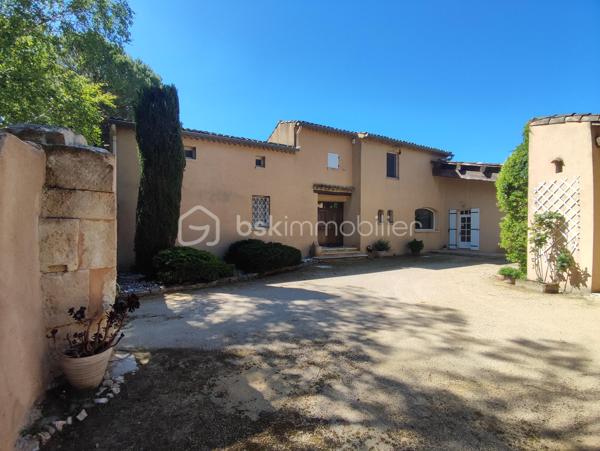 A quelques minutes à pied du centre-ville de Pierrelatte et du lac de la pignedoré, je vous invite à découvrir cette magnifique villa d’architecte construite dans un style provençal.

🏠Une propriété familiale, spacieuse et lumineuse 
Édifiée sur une généreuse parcelle de 4742m², la propriété dispose dans la continuité de 11721m² de terres agricoles alimentées en eau et en électricité. Cette parcelle agricole peut être détachée du lot.
La villa offre 150m² habitables de plain-pied. Depuis la spacieuse entrée, vous accédez à la fois au salon, à la salle à manger et à la partie nuit. Depuis la cuisine vous pouvez aller à la terrasse couverte offrant une jolie vue sur la piscine.
Un vestibule et des toilettes avec lave main sont à la disposition des invités dans le hall.
Avec son plafond à la française, ses voûtains et alcôves, beaucoup de charme et de cachet se dégagent de cette villa des années 80.
Côté nuit, vous disposez de trois chambres et d’une salle de bain avec double vasques.
	
🏘️Un potentiel de développement
Au premier étage vous accédez à un plateau de 74m² permettant d’envisager un développement de la superficie habitable sachant que les réseaux (eau et électricité) sont déjà prévus.

🌳Les extérieurs
Le jardin paysagé et ombragé vous invite à la détente. Vous pourrez également profiter de la piscine (11x5m) et de sa plage exposée plein Sud et sans aucun vis-à-vis. La parcelle agricole est également clôturée et dispose de deux puits.
Un garage de 35m² avec porte motorisée complète les extérieurs.

🔎Informations techniques 
Raccordement au tout à l’égout conforme, arrosage automatique
Chaudière à condensation, menuiseries double vitrage, moustiquaires aux fenêtres, 
Dalle isolée, aspiration centralisée,
Bâche à bulles et bâche de protection piscine
Interphone 

📞N’hésitez pas à me contacter, je suis disponible 7 jours/ 7 pour vous faire visiter cette magnifique villa d’architecte avec son terrain de plus de 16000km. Un bien rare sur le secteur.
