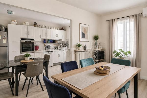 Le Teil - proche écoles et commodités

Découvrez cette agréable maison de ville entièrement rénovée, idéalement située en centre-ville du Teil, avec double accès avant/ arrière par le garage.

Développant environ 103m² habitables sur deux niveaux, elle offre un cadre de vie confortable et fonctionnel avec de nombreux travaux récents déjà réalisée : électricité, climatisation, façade, menuiseries, révision toiture, chaudière encore sous garantie décennales ( travaux réalisés entre 2017 et 2025).

Au rez-de-chaussée : 
* un lumineux salon avec plafond cathédrale d'environ 23m²
* une salle à manger ouverte sur cuisine équipée
* une salle de douche avec WC
* une agréable cour
* une cave de 32m²
* un garage d'environ 21.48m²

A l'étage : 
* un pallier/buanderie d'environ 5m²
* une grande salle de bain avec baignoire
* une chambre climatisée de 17m² avec balcon
* une seconde chambre de 14.78m² avec coin bureau d'environ 5m² et dressing de 3.23m²

En complément, un grenier aménagé d'environ 17m²offre un espace supplémentaire idéal pour une salle de jeux, bureau, stockage ou couchage d'appoint.

Maison confortable, lumineuse et prête à vivre, idéale pour une famille ou un premier achat souhaitant bénéficier d'un bien a mettre a son goût et de belles prestations.